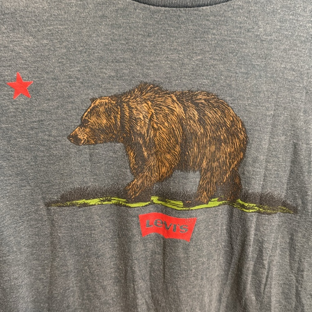 Levi's Graphic T-Shirt with the California bear size small